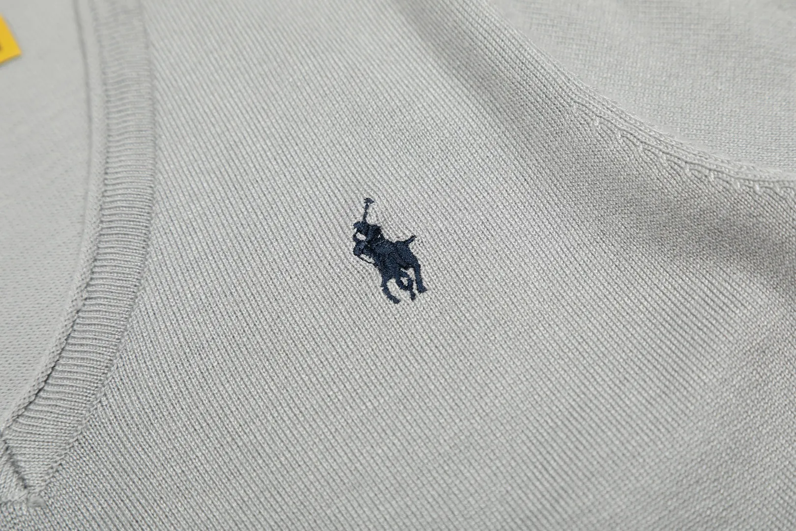 P146 💰 "Top quality" Style number: DS079# (not off the shelves all year round) [Ralph Lauren classic pony embroidery V-neck goddess style summer knitted short sleeves] ✅Ralph Lauren Ralph Lauren popular and versatile women's V-neck ice silk knitted short sleeves ✅Main supply platform live broadcast Wholesale entity Replenish when out of stock Not off the shelves ✅ZP quality 1:1 version Scan the code to enter the GF website Z cabinet quality ✅Comfortable, soft and highly breathable Focusing on high-end, cost-effective and good quality, needless to say. ✅Restore the original version. Loose, comfortable and stress-free. ✅Wear for work and life. Suitable for various occasions. Must-have recommended model for goddesses. Size: S-XL. Color: Black, White, Gray, Navy Blue, Pink Mi Xing.
